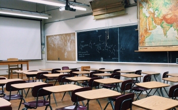 Pedagóguskar: az első négy évfolyamnak lehetne kinyitni az iskolákat 