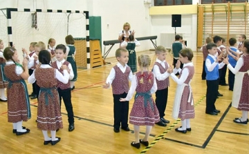 Német táncokkal, dalokkal és lampionokkal ünnepelték Márton-napot