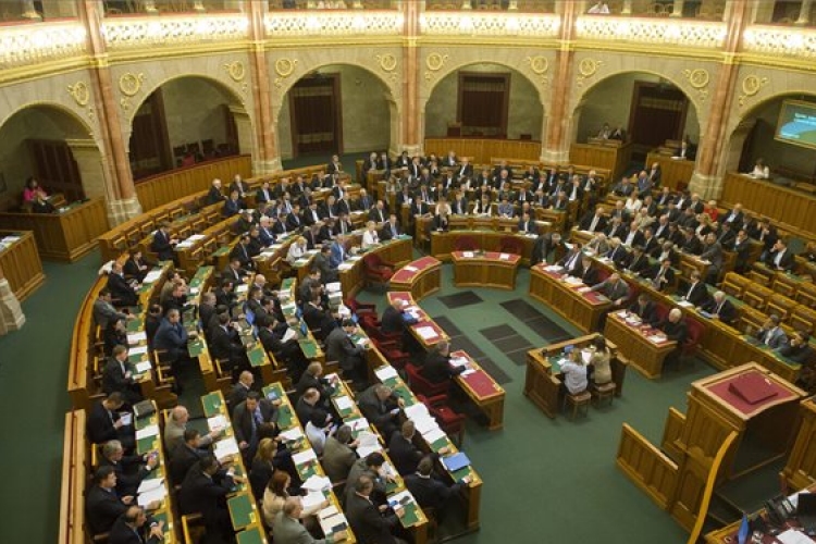 A kormány tagjait kérdezik hétfőn a parlamentben 