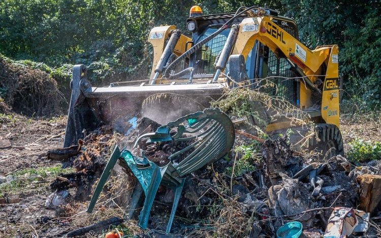 Több mint 5,5 ezer köbméternyi hulladék terheli a Pilisi Parkerdőt
