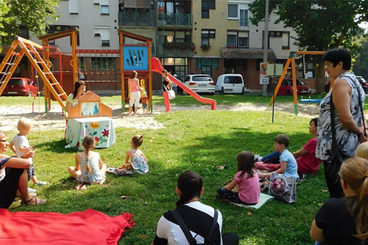 Csizmás Kandúr a Papírszínház-mesék következő előadásán