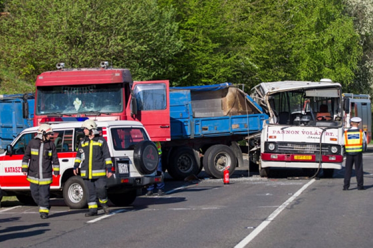 Halálos baleset Mánfánál - Busz és kamion ütközött