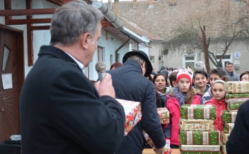 Karácsonyi adományosztás a Romaházban