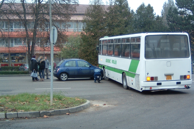 Személyautó és autóbusz ütközött Dombóváron