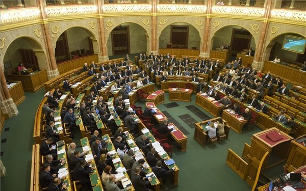 Vitát tart az önkormányzati bérlakások megvásárolhatóságáról a parlament