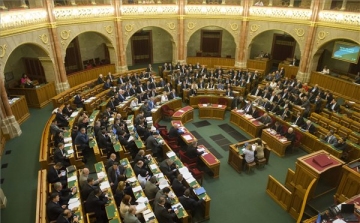 Az alaptörvény hetedik módosításáról szavaz a parlament 