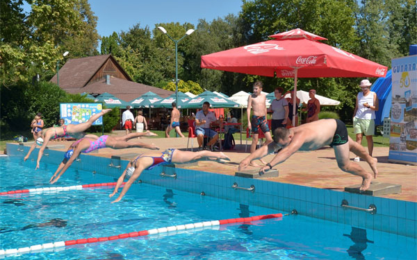 Jó hangulatban ünnepelték a dombóvári úszósport fennállásának 50. évfordulóját