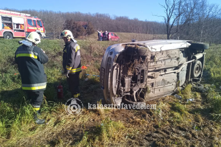 Mágocs mellett borult az oldalára egy autó