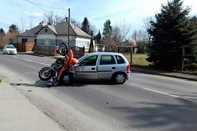 Motoros és autó ütközött Dombóváron