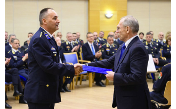Rendőrségi tanácsosi címet vehetett át Erős Viktor, a Dombóvári Rendőrkapitányság körzeti megbízottja