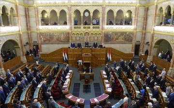Ötnapos üléssel folytatja munkáját a parlament 