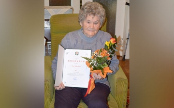 90. születésnapja alkalmából köszöntötték Erzsi nénit