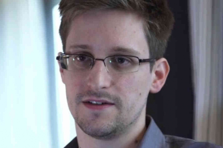Snowden kísérettel már kimerészkedik az utcára
