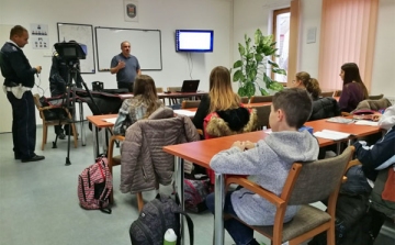Dombóvári diákok a traffipax működésével ismerkedhettek