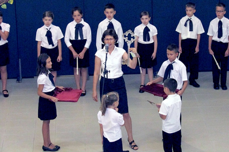 A Dombóvári Belvárosi Általános Iskola zsibongó kaptárrá vált a tanévnyitó előtt