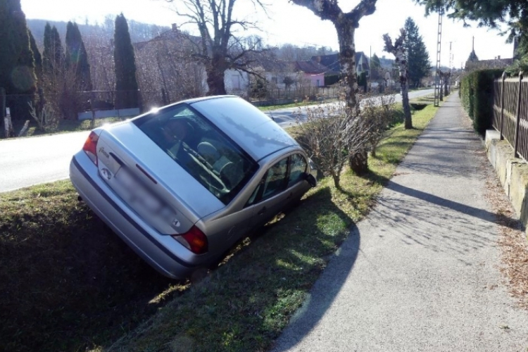 Kocsit lopott, majd kétszer is összetörte