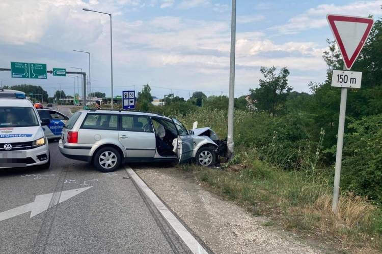 Villanyoszlopnak ütközött és meghalt egy autós Szolnok külterületén