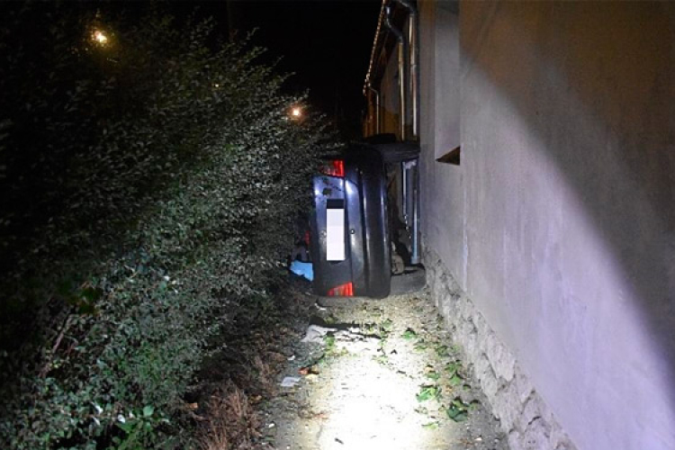 Oldalára borulva a járdán állt meg egy autó a baleset után