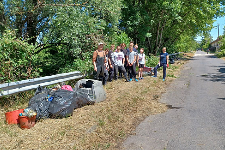 Önkéntesek tisztították meg egy dombóvári utca környékét