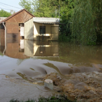 Dombóváron a Tüske tó vize átlépte a tó töltését