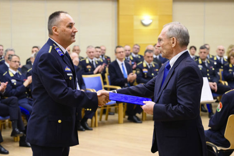 Rendőrségi tanácsosi címet vehetett át Erős Viktor, a Dombóvári Rendőrkapitányság körzeti megbízottja