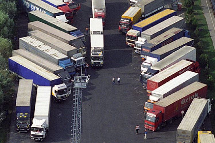 Útdíj - Valós 25 napos próbaidőt kérnek a fuvarozók az e-útdíj bevezetése előtt