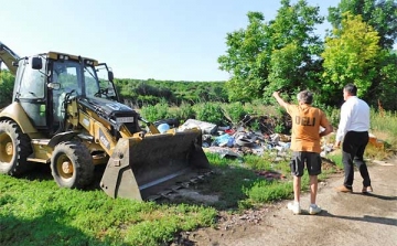 Illegális hulladéklerakó helyeket számolnak fel Dombóváron