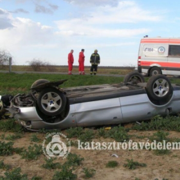 Felborult egy személyautó Dombóvár és Mágocs között 