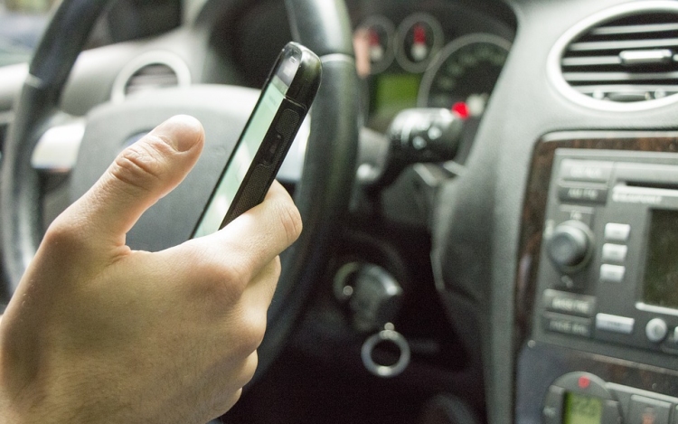 Nehezen bizonyítható a mobiltelefon-használat az autóban