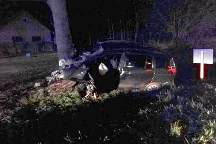 Egy autó fának csapódott Dombóvár térségében