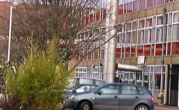 Veszprém | Gimnazista lányt mentettek – nyolc méter magasan lógott az ablakpárkányon