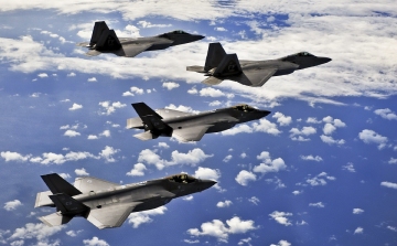 Az amerikai légierő orosz bombázókat és harci gépeket fogott el Alaszka partjainál