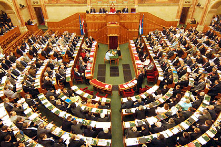 Az MSZP emelné az alapbéreket és eltörölné a kényszernyugdíjazást az egészségügyben