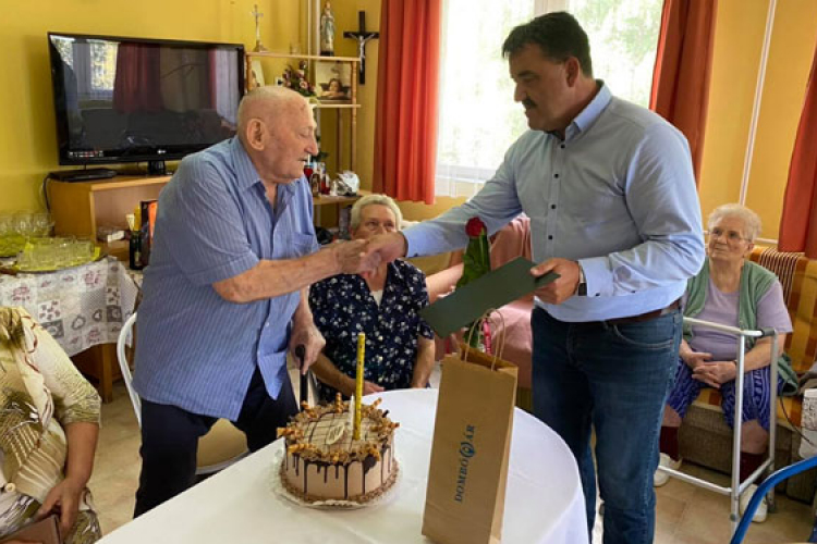 Teszler Jánost 90. születésnapja alkalmából köszöntötte Pintér Szilárd polgármester 