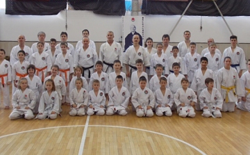 Edzőtáborban, majd övvizsgán vettek részt sikerrel a Dombóvári Karatesuli növendékei