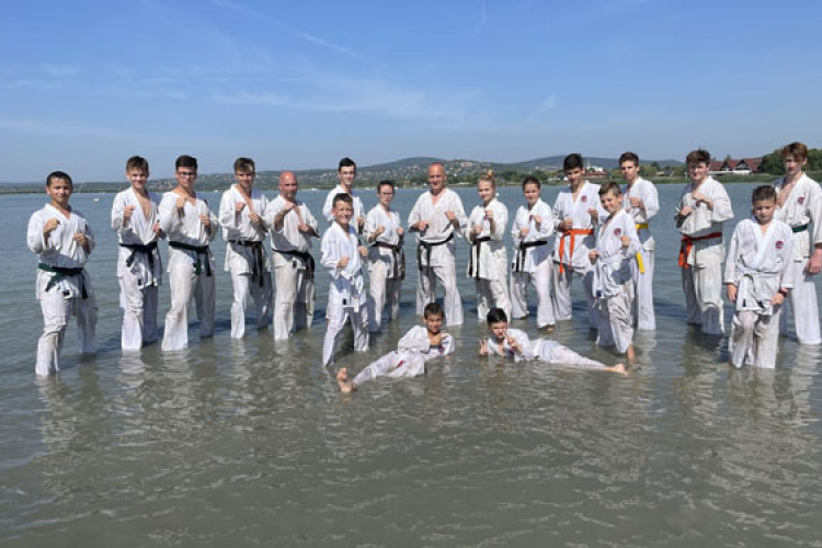 Velencén edzőtáboroztak a karatesulisok