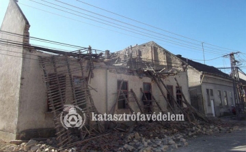Lakatlan ház tetőszerkezete omlott össze Dombóváron