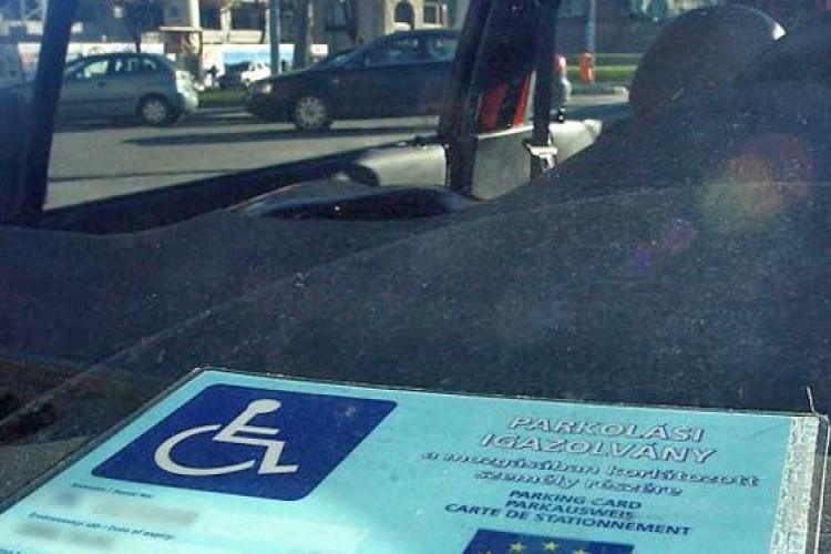 Mozgáskorlátozott helyen parkolt, vádat emeltek ellene