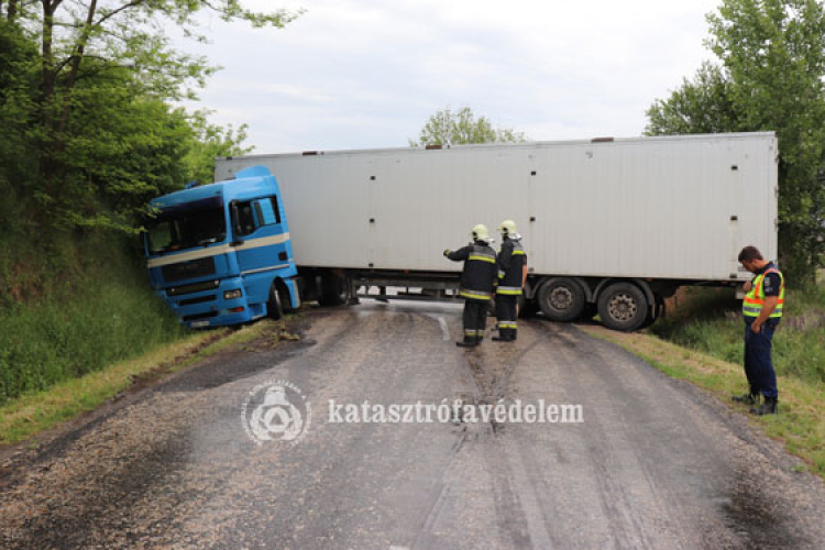 Kamion fordult keresztbe Nagykónyinál