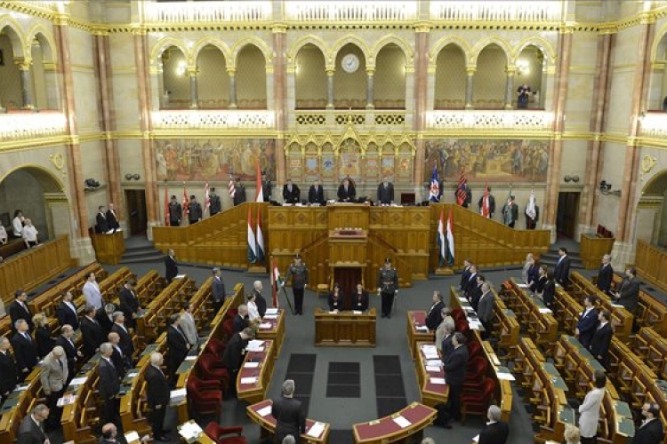 A Magyar Nemzeti Bank üzleti tevékenységéről tárgyal ma a parlament