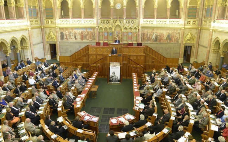 Három politikai vitával folytatja elmúlt heti ülését a parlament 