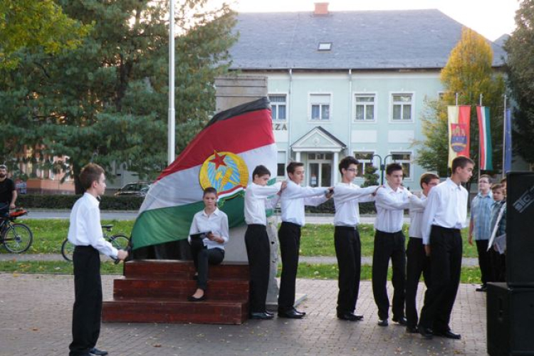 „Mindenki szem a láncban” az október 23-i városi ünnepségen