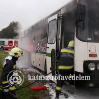 Iskolásokat szállító autóbusz gyulladt ki Mászlonynál