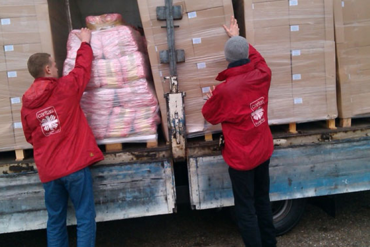 Adományokat oszt a Karitász Kisvaszaron