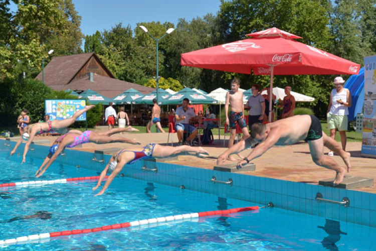 Jó hangulatban ünnepelték a dombóvári úszósport fennállásának 50. évfordulóját