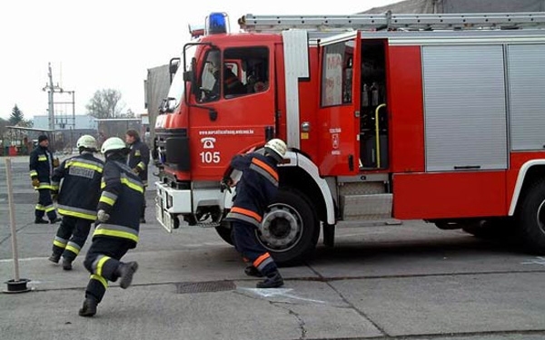 Egy kamion fülkéje gyulladt ki és két személyautó ütközött Dombóváron