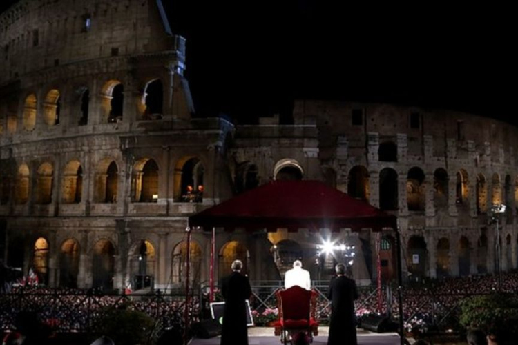 Ferenc pápa vezette a húsvéti keresztutat nagypéntek este a római Colosseumnál 