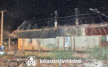 Egy lakatlan családi ház tetőszerkezete égett Döbröközön