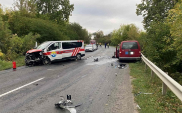 Betegszállító kisbusz ütközött egy szemből érkező autóval Kapospulánál