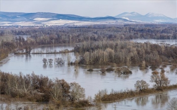 Folytatódik az árhullám levonulása a Felső-Tiszán